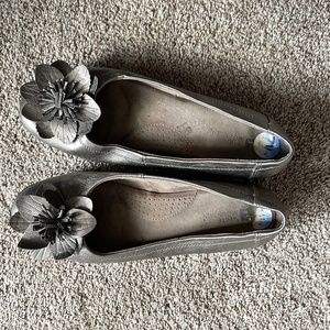 White Mountain Silver Flower accent ballet flats Size 7.5M